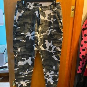 Camouflage white and green. Fitted denim joggers.